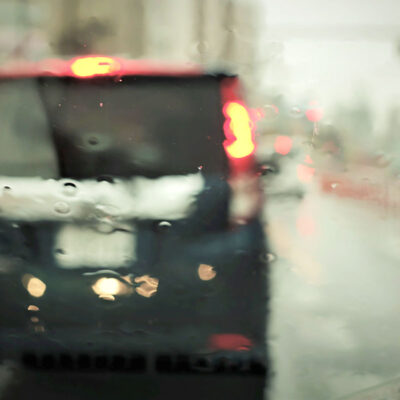雨の日の運転で気をつける事！（交通事故治療）